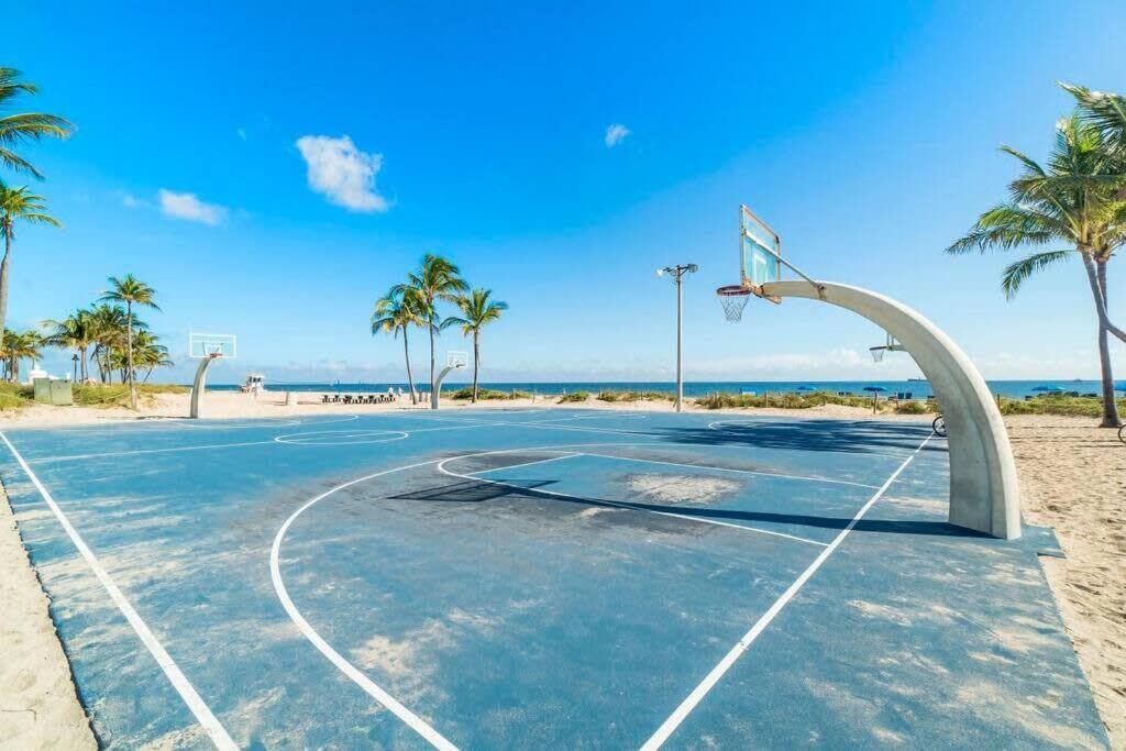 Walk To Las Olas Banyan Room Palm Paradise Inn Fort Lauderdale Exterior photo